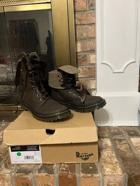Dr. Martens Yuba Dark Brown Leather Ribbon Lace Combat Boots Womens 9/EU 41